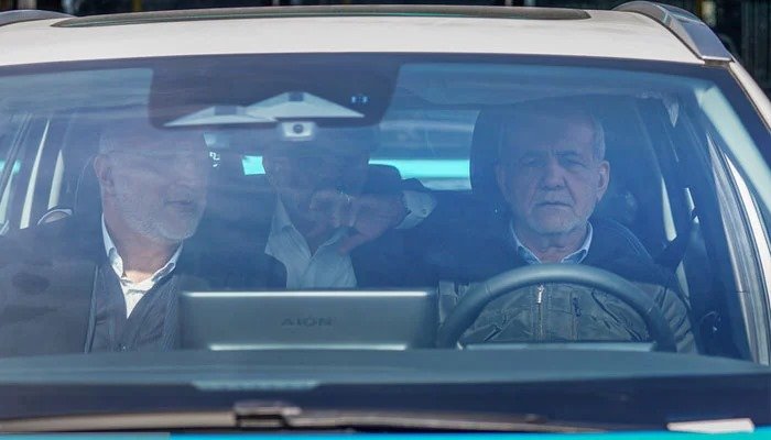 Iranian President Uses Taxi